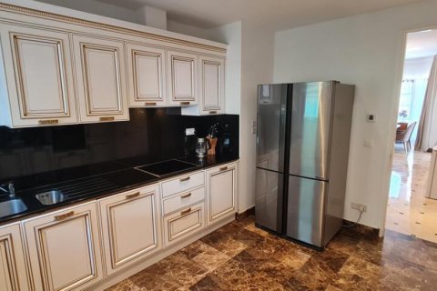 3 bedrooms Apartment in Limassol,  No. 38137 11