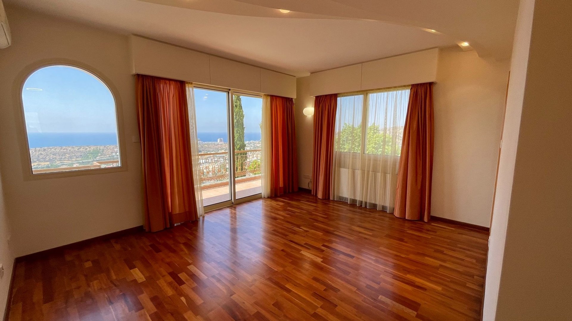 5 bedrooms Villa in Agios Tychonas, Limassol, Cyprus No. 26303