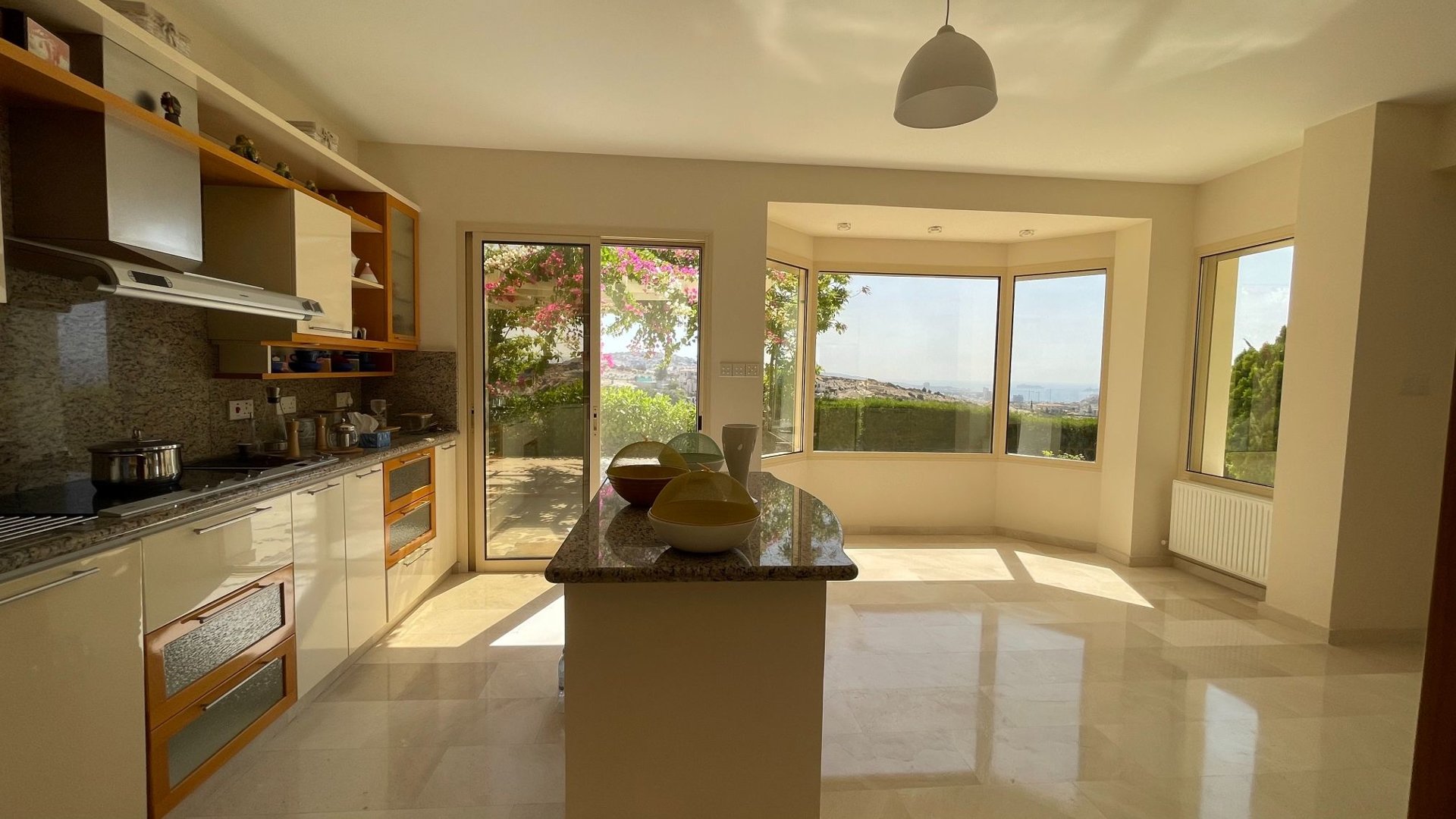5 bedrooms Villa in Agios Tychonas, Limassol, Cyprus No. 26303