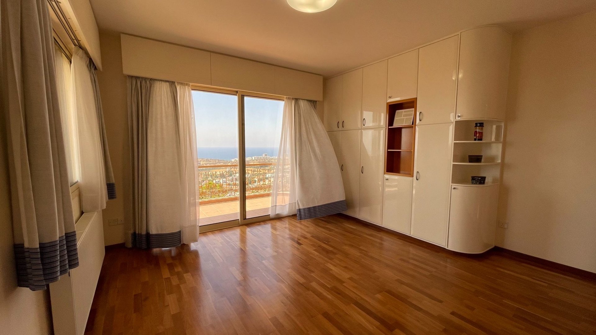 5 bedrooms Villa in Agios Tychonas, Limassol, Cyprus No. 26303
