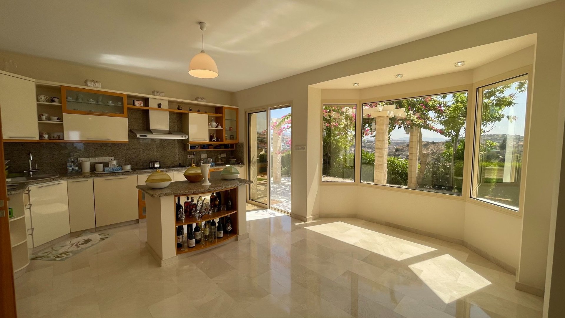 5 bedrooms Villa in Agios Tychonas, Limassol, Cyprus No. 26303