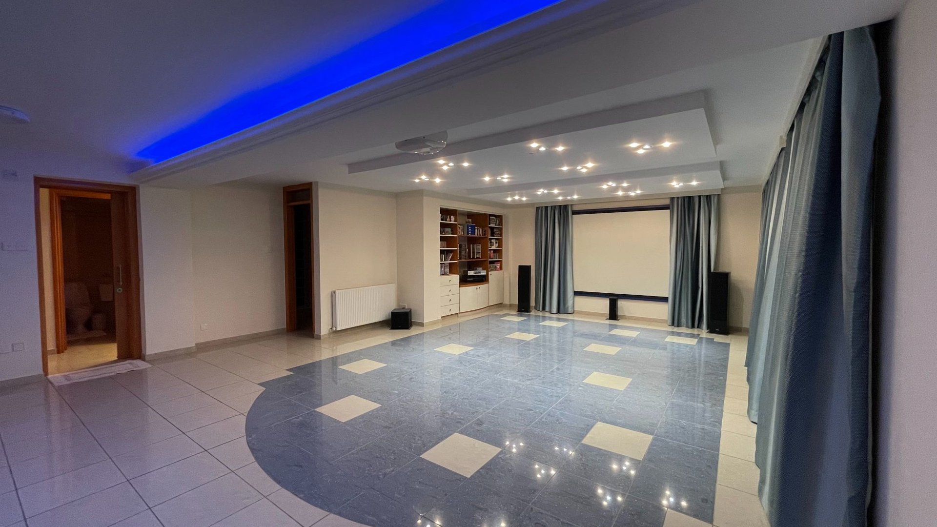 5 bedrooms Villa in Agios Tychonas, Limassol, Cyprus No. 26303