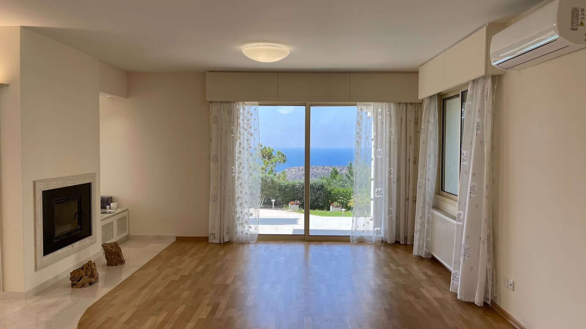 5 bedrooms Villa in Agios Tychonas, Limassol, Cyprus No. 26303