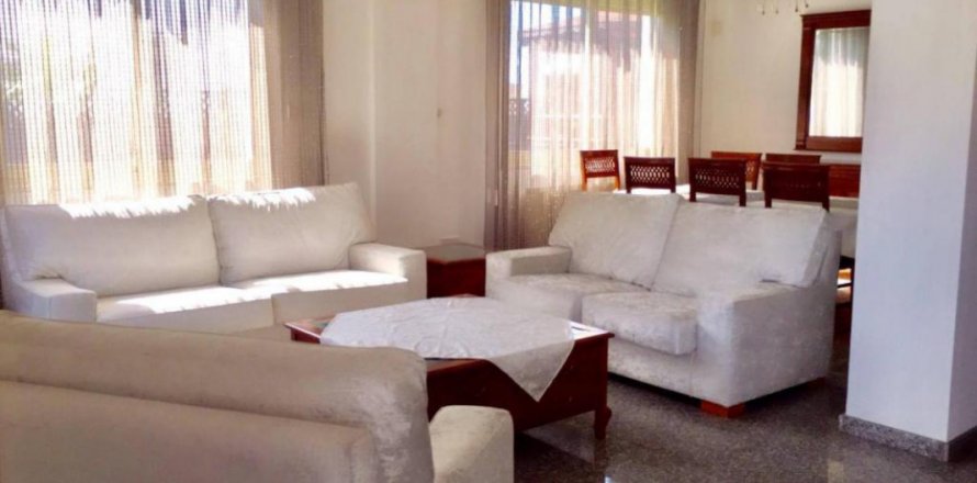 Вилла с 5 спальнями в Лимассол, Лимасол,  № 38418