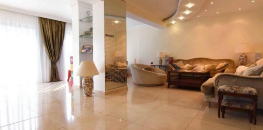 4 bedrooms Apartment in Limassol,  No. 38420