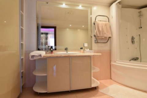 4 bedrooms Apartment in Limassol,  No. 38420 8