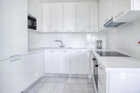 3 bedrooms Apartment in Limassol,  No. 38598 5