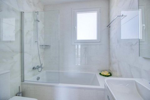 3 bedrooms Apartment in Limassol,  No. 38598 9