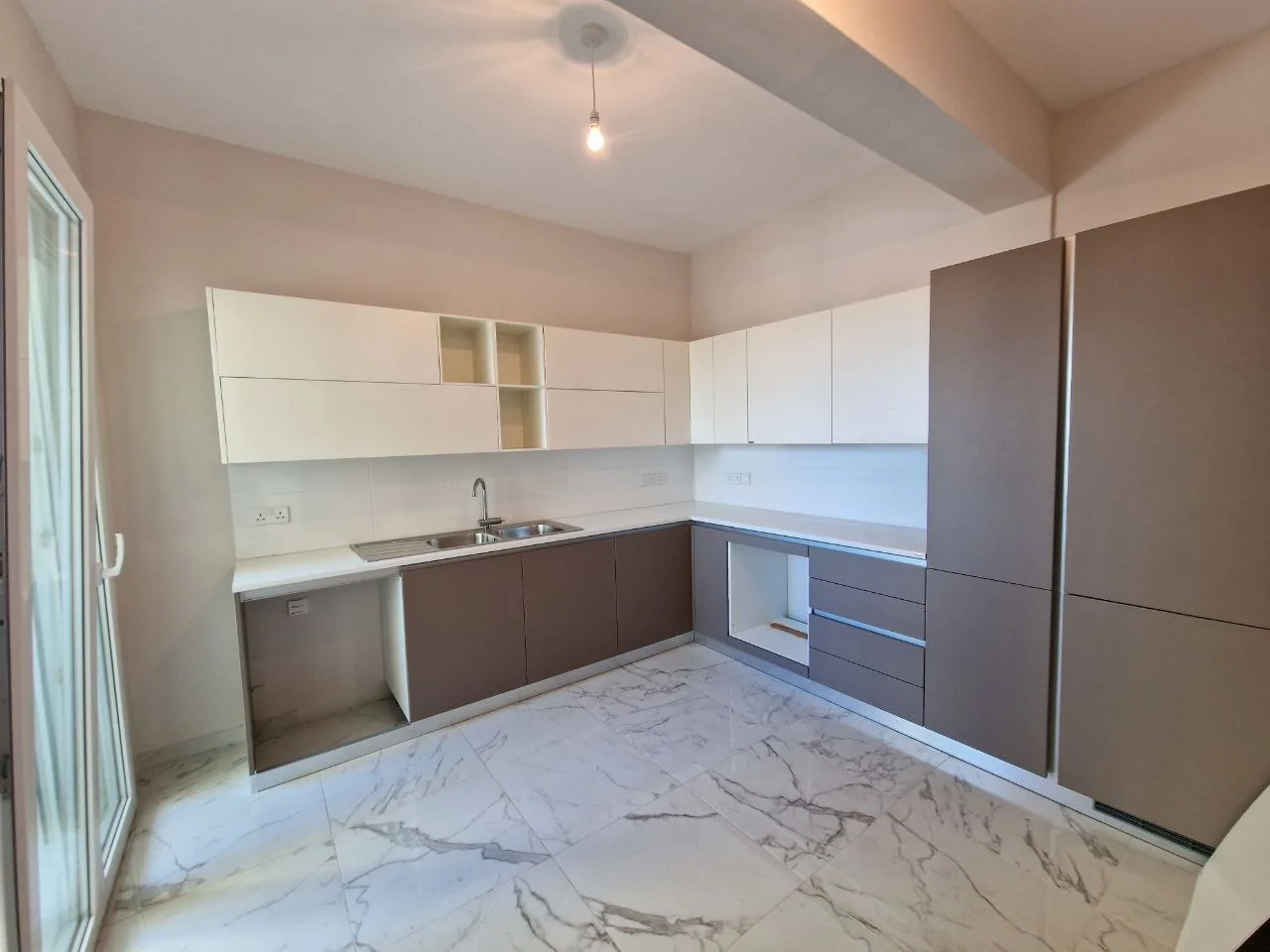 3 bedrooms Apartment in Agios Tychonas, Limassol, Cyprus No. 30277