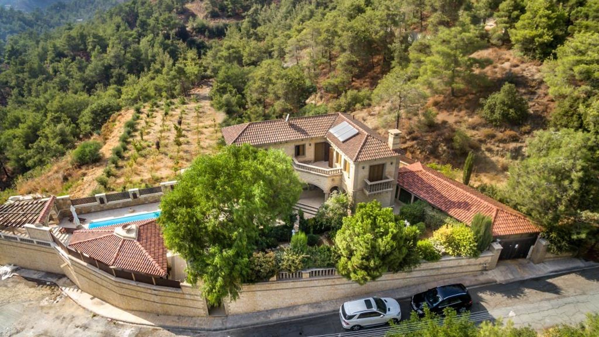 4 bedrooms Villa in Moniatis, Limassol, Cyprus No. 26095