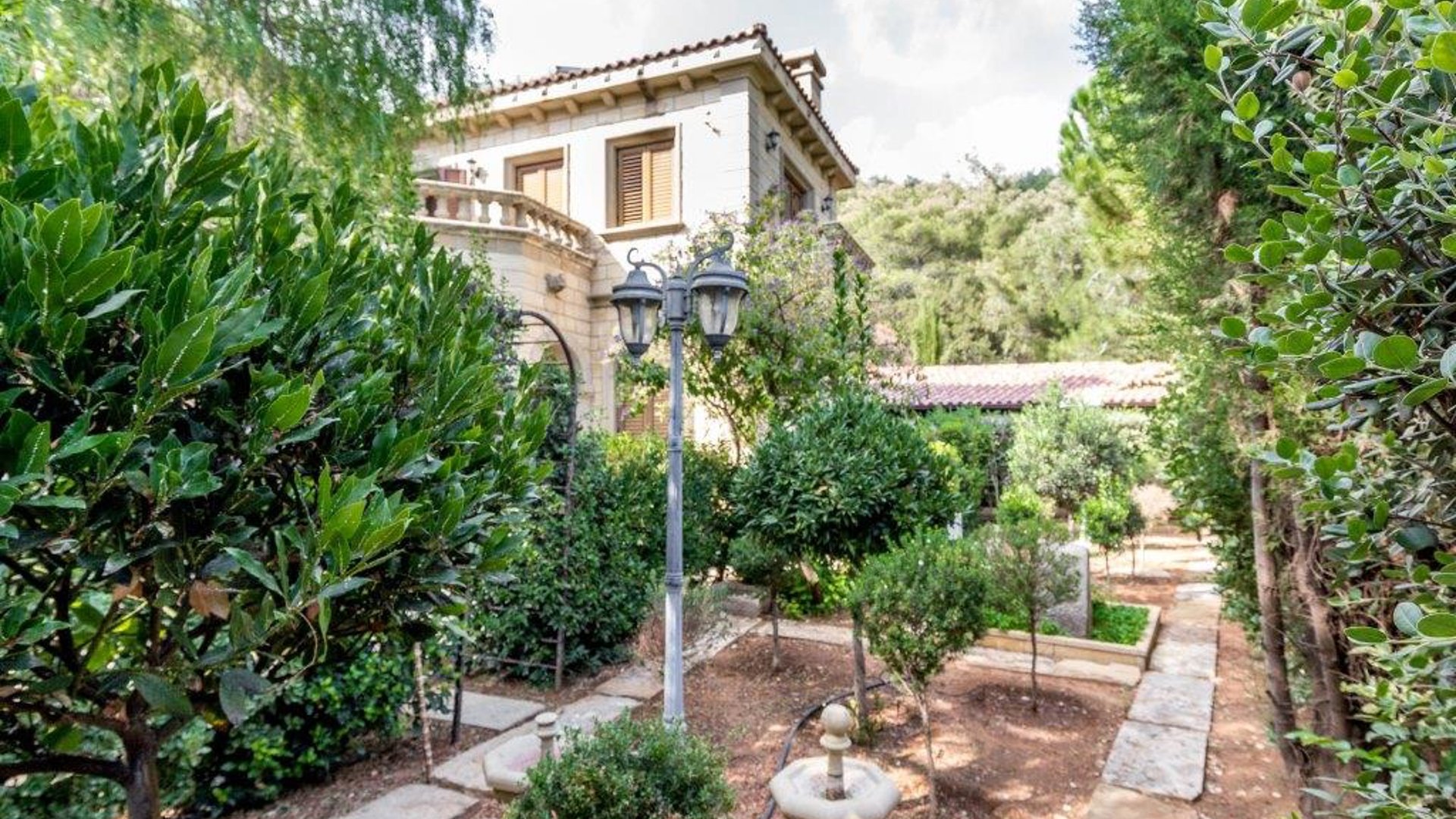 4 bedrooms Villa in Moniatis, Limassol, Cyprus No. 26095