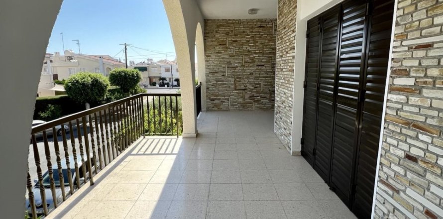 3 bedrooms Townhouse in Larnaca, Larnaka,  No. 56356