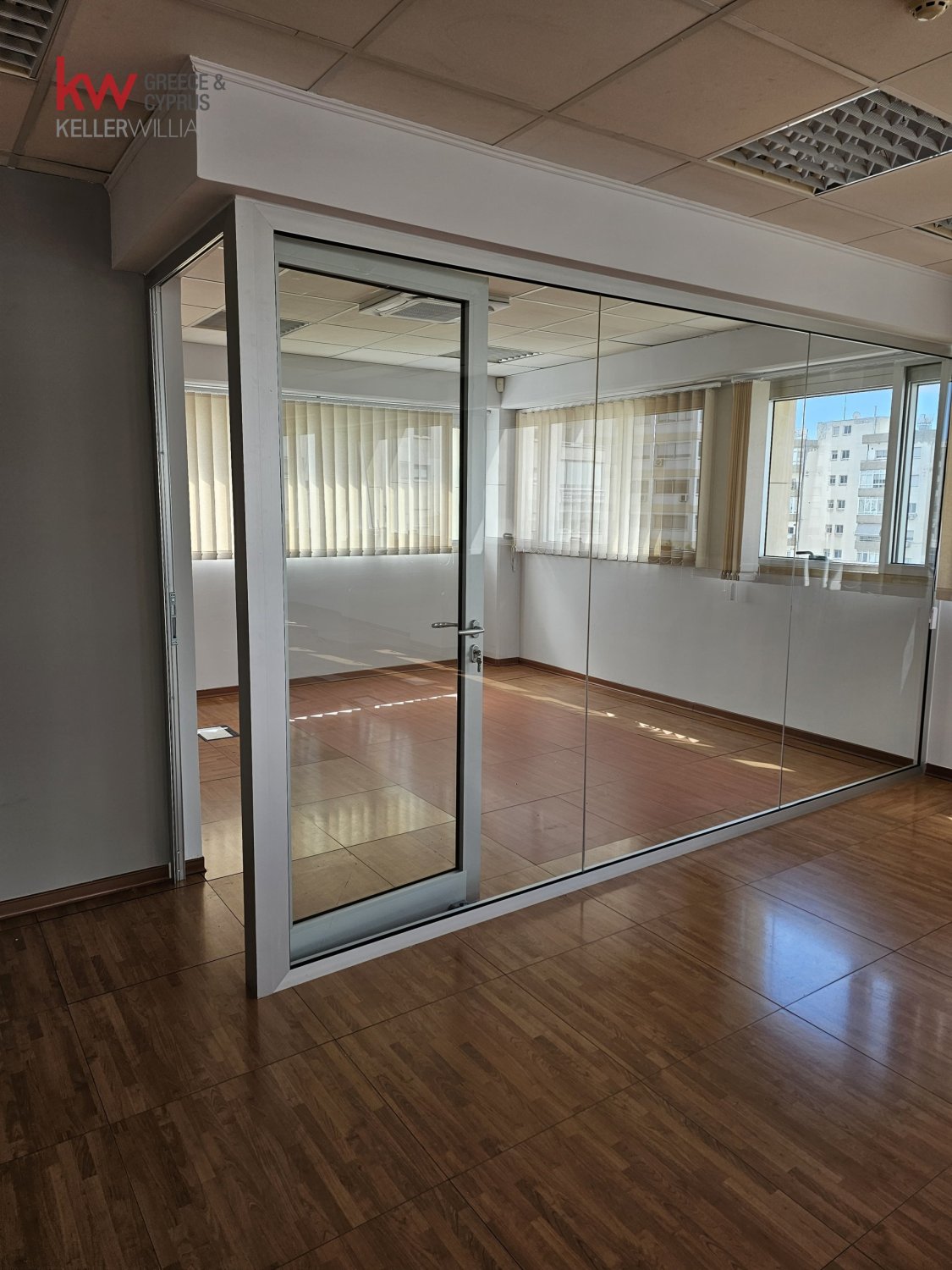 Офис 220м2 в Лимассол, Лимасол, Кипр № 40542