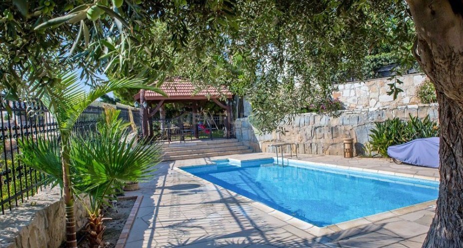 6 bedrooms Villa in Limassol, Cyprus No. 53556