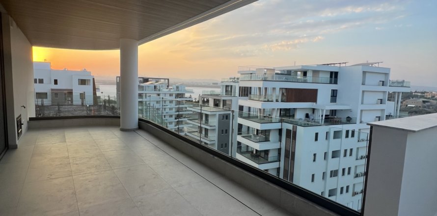 3 bedrooms Apartment in Larnaca, Larnaka,  No. 39967