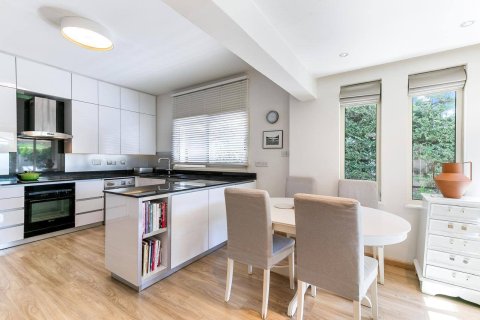 4 bedrooms Villa in Limassol, No. 47577 9