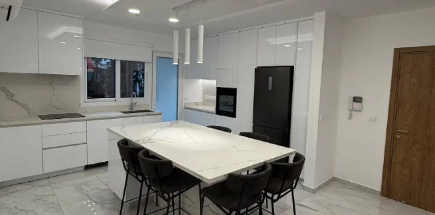 3 bedrooms Apartment in Nicosia,  No. 39615