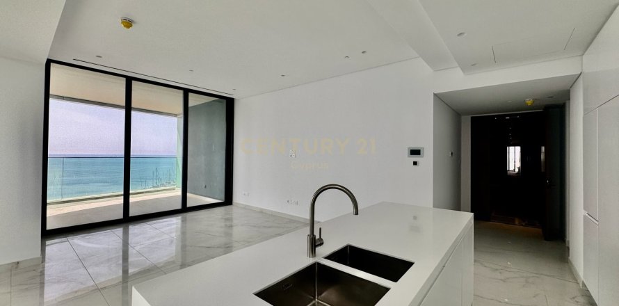 3 bedrooms Apartment in Limassol,  No. 32712