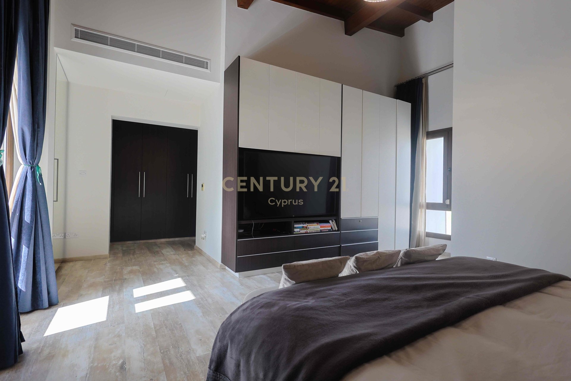 4 bedrooms Villa in Larnaca, Larnaka, Cyprus No. 54055
