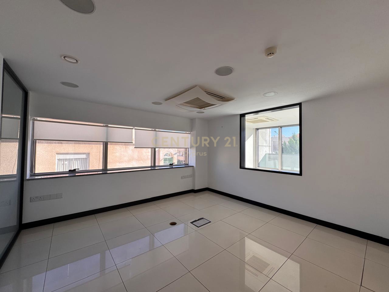 326m2 Bureau à Mesa Geitonia, Limassol, Chypre No. 53641
