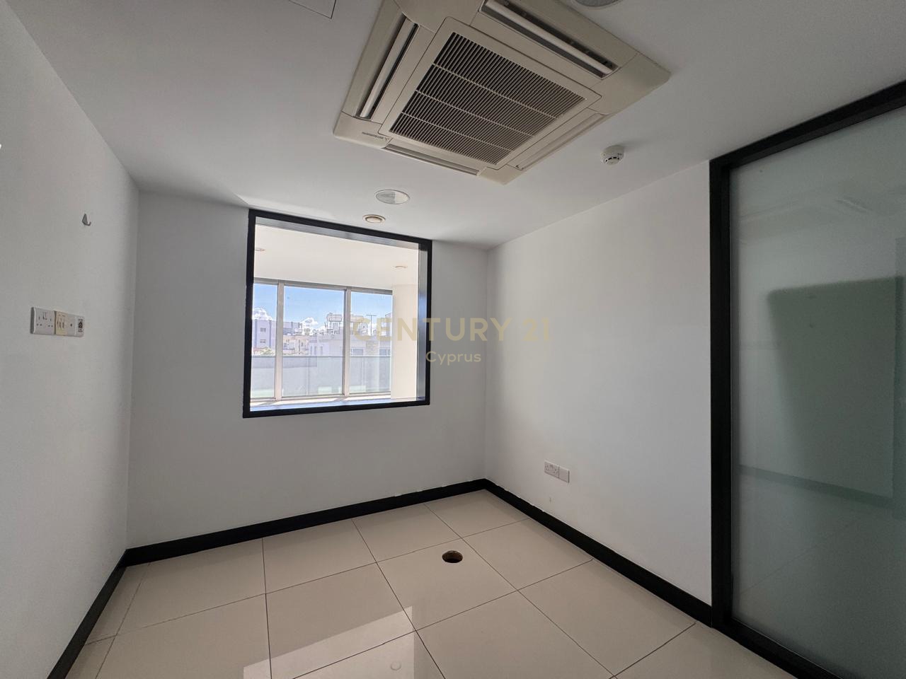 326m2 Bureau à Mesa Geitonia, Limassol, Chypre No. 53641
