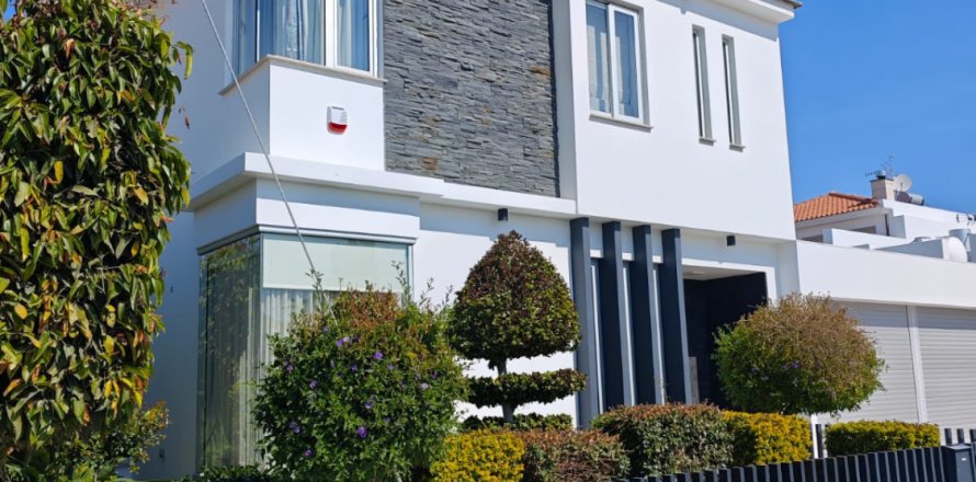 4 bedrooms Townhouse in Larnaka,  No. 39880