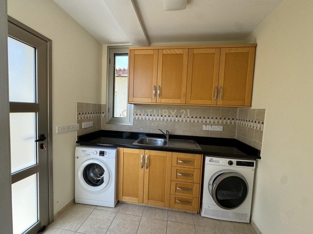 4 bedrooms Villa in Parekklisia, Limassol, Cyprus No. 54271
