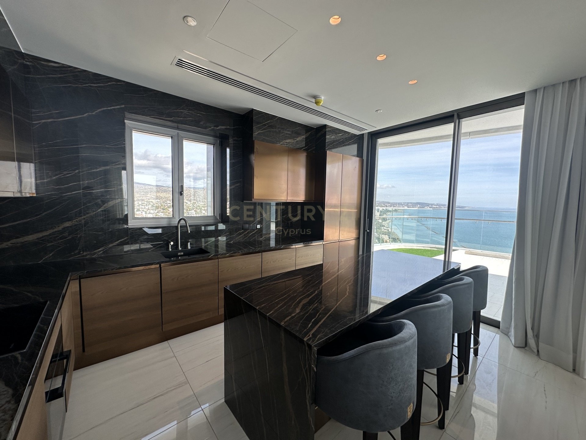 4 dormitorios Apartamento en Germasogeia, Limassol, Chipre No. 56132