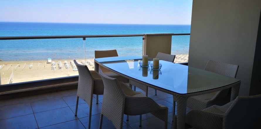 3 bedrooms Apartment in Larnaca, Larnaka,  No. 24278