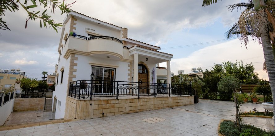 4 bedrooms Villa in Larnaka,  No. 24280