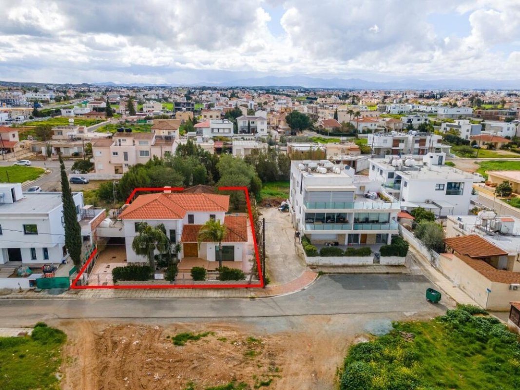 215m2 Villa in Nicosia, Cyprus No. 37963