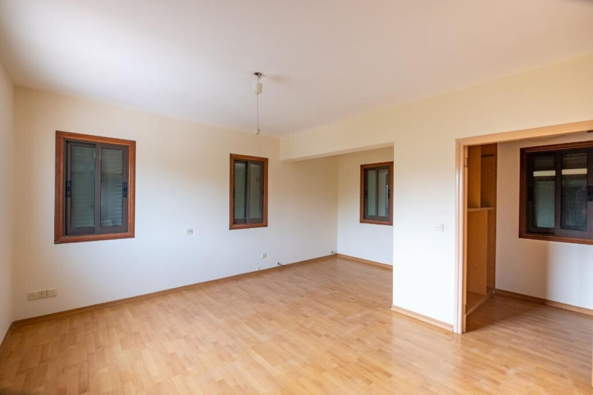 215m2 Villa in Nicosia, Cyprus No. 37963