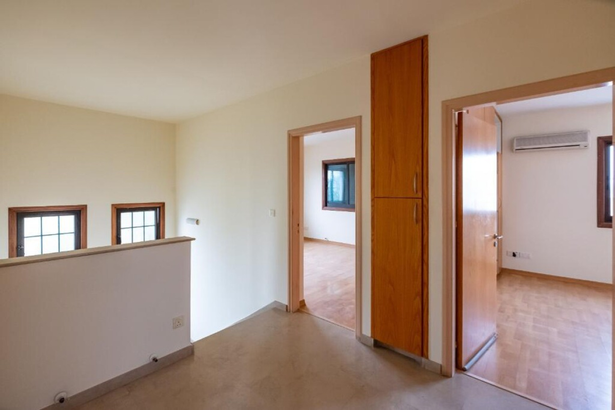 215m2 Villa in Nicosia, Cyprus No. 37963