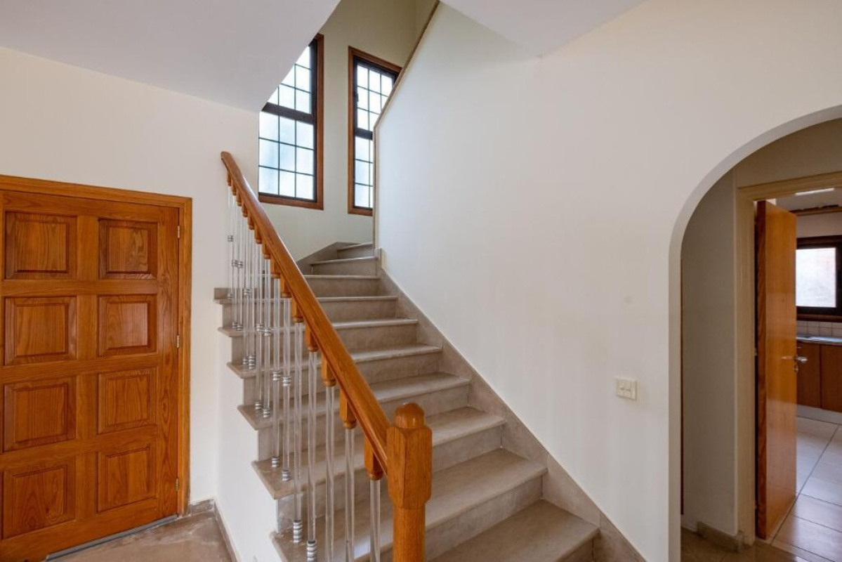 215m2 Villa in Nicosia, Cyprus No. 37963
