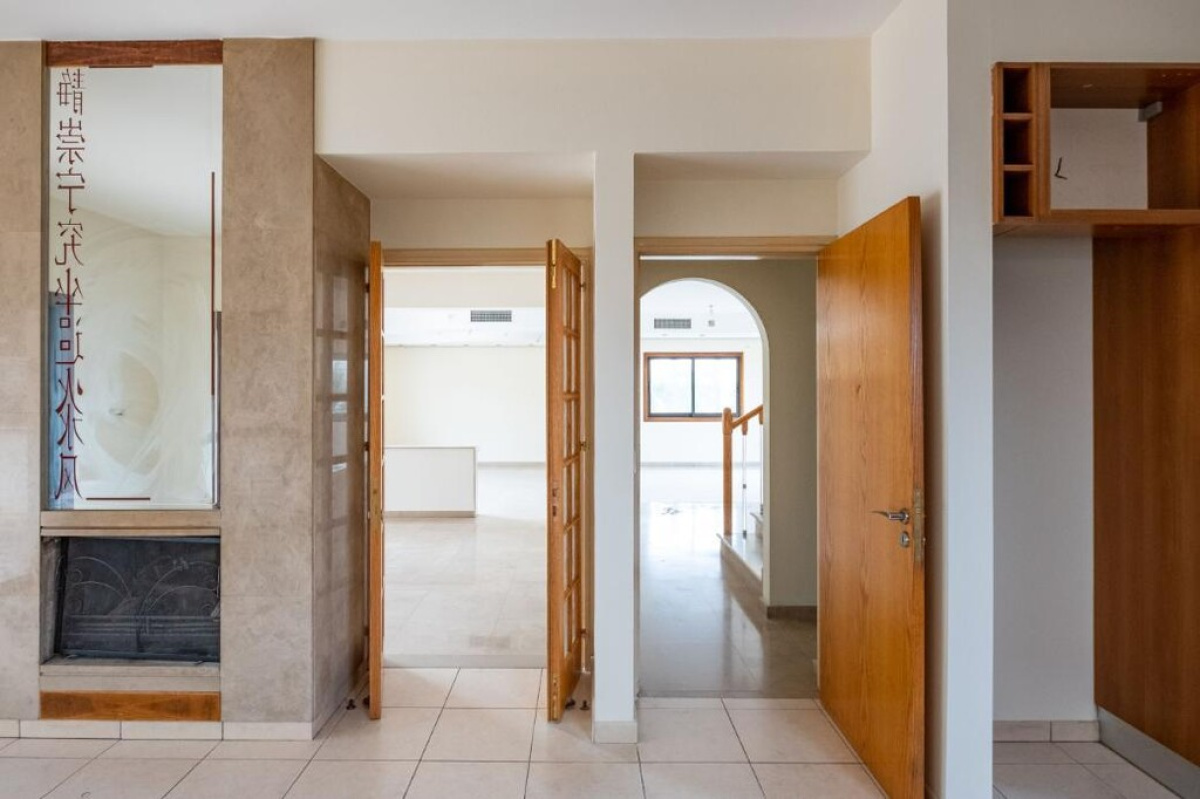 215m2 Villa in Nicosia, Cyprus No. 37963