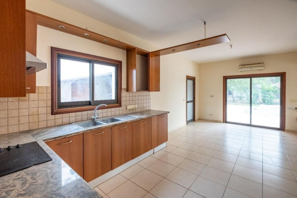215m2 Villa in Nicosia, Cyprus No. 37963
