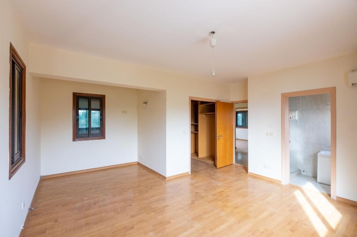 215m2 Villa in Nicosia, Cyprus No. 37963