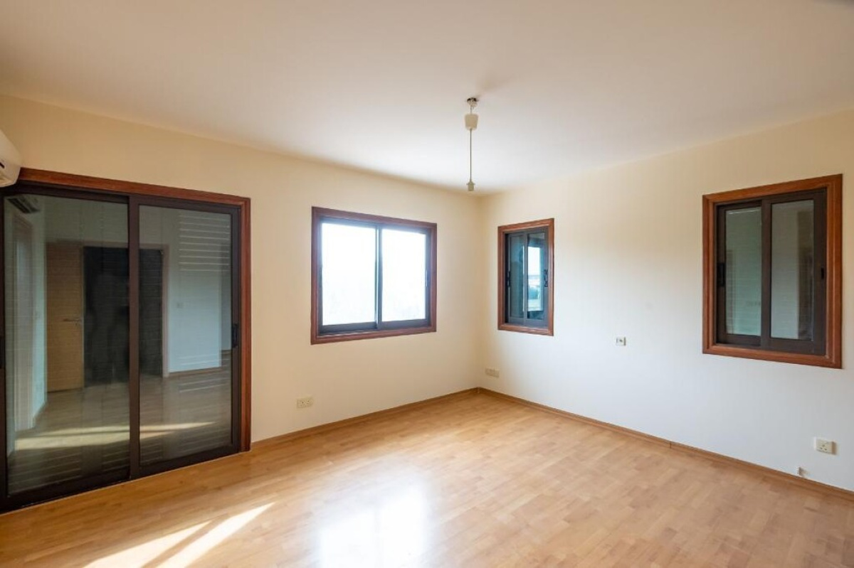 215m2 Villa in Nicosia, Cyprus No. 37963