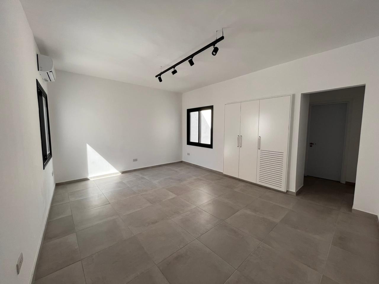 408m2 Office in Limassol, Cyprus No. 54156