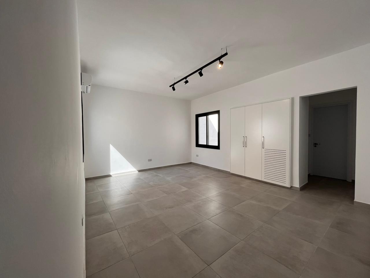 408m2 Office in Limassol, Cyprus No. 54156