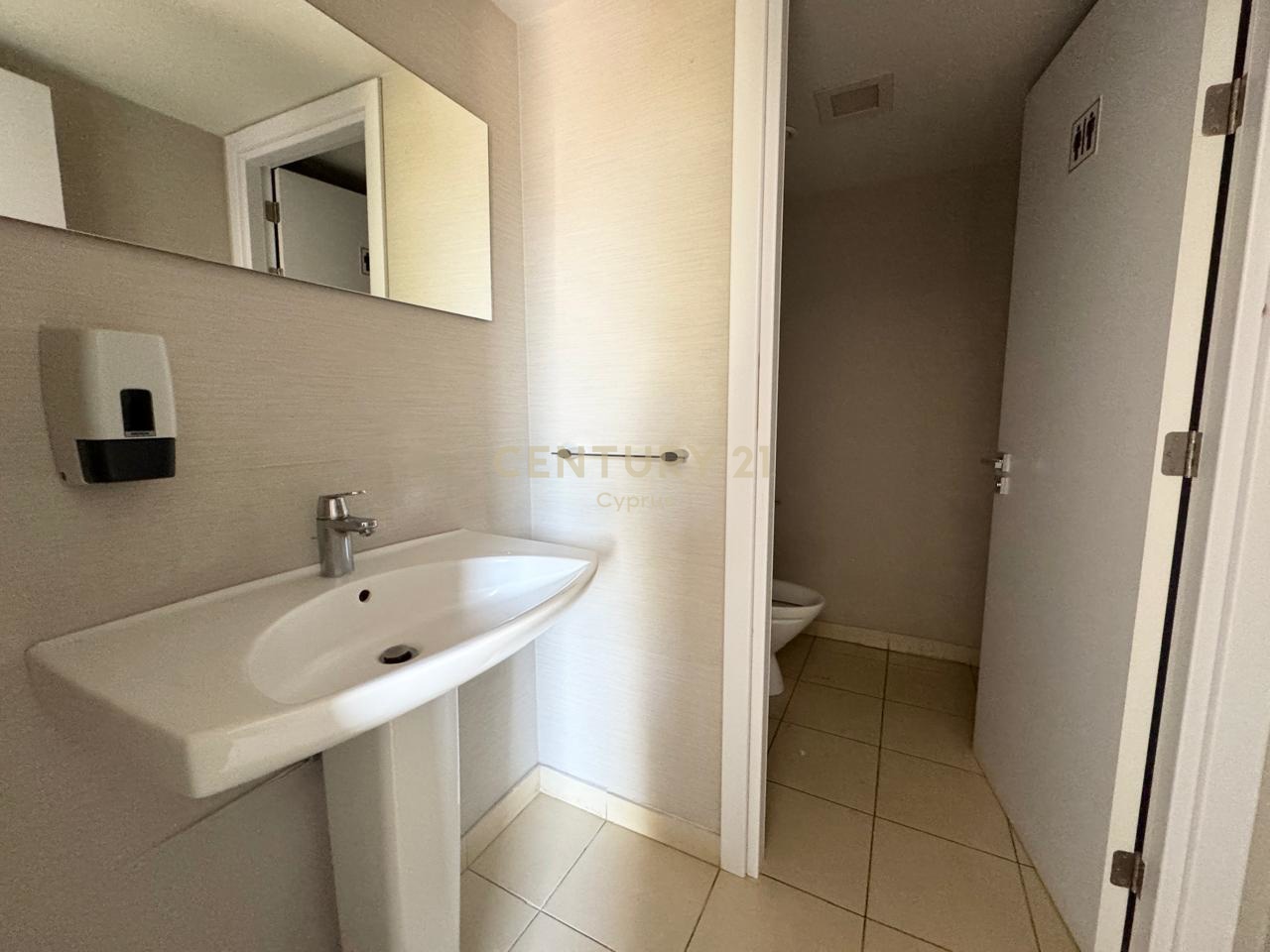 Офис 208м2 в Агиос Тихонас, Лимасол, Кипр № 54034