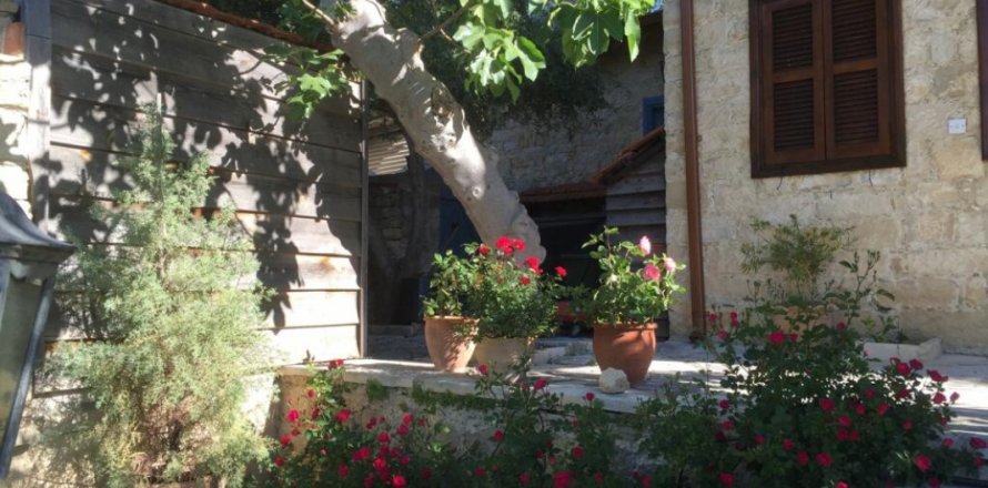 3 bedrooms Villa in Limassol,  No. 38937