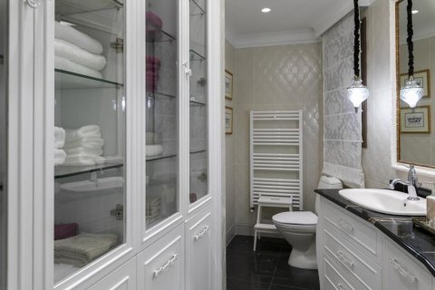 4 bedrooms Villa in Limassol,  No. 38166 7