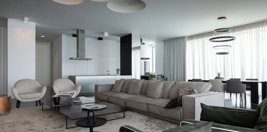 3 bedrooms Penthouse in Limassol,  No. 42868