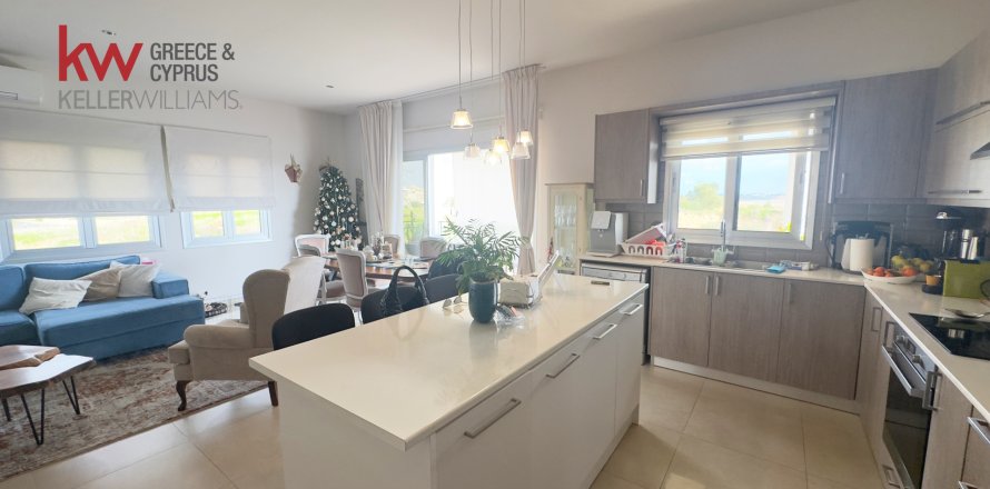 3 bedrooms Apartment in Larnaca, Larnaka,  No. 39749