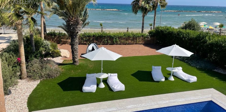 5 bedrooms Villa in Oroklini, Larnaka,  No. 39668