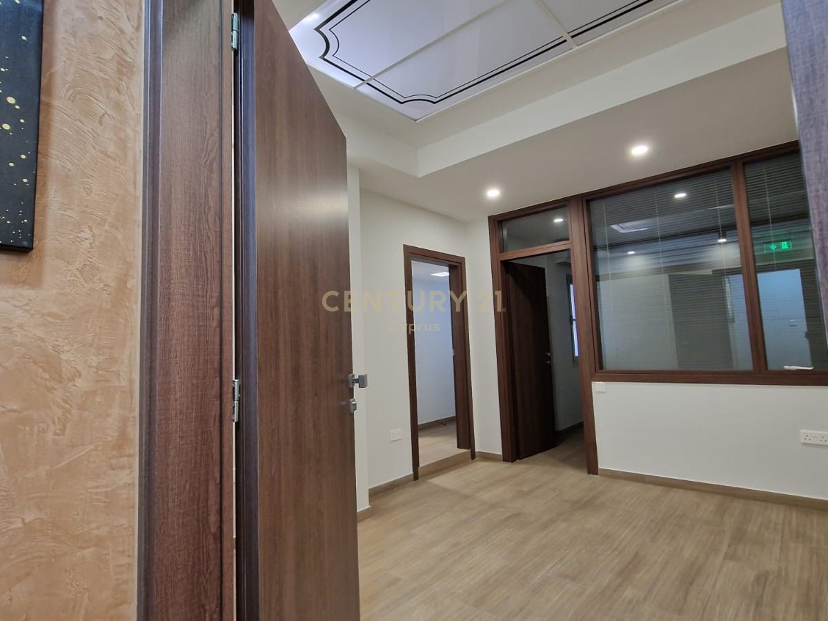 Офис 180м2 в Лимассол, Лимасол, Кипр № 55917