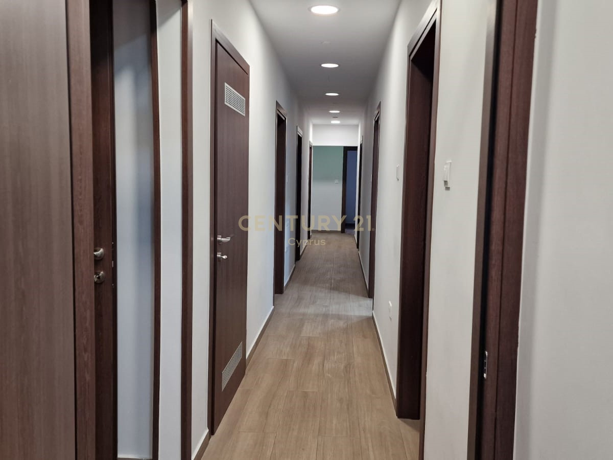 Офис 180м2 в Лимассол, Лимасол, Кипр № 55917