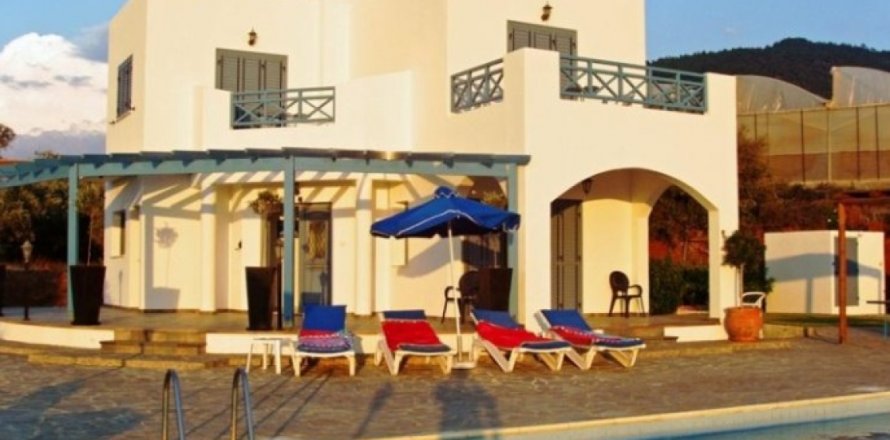 Вилла с 4 спальнями в Пафос,  № 38286