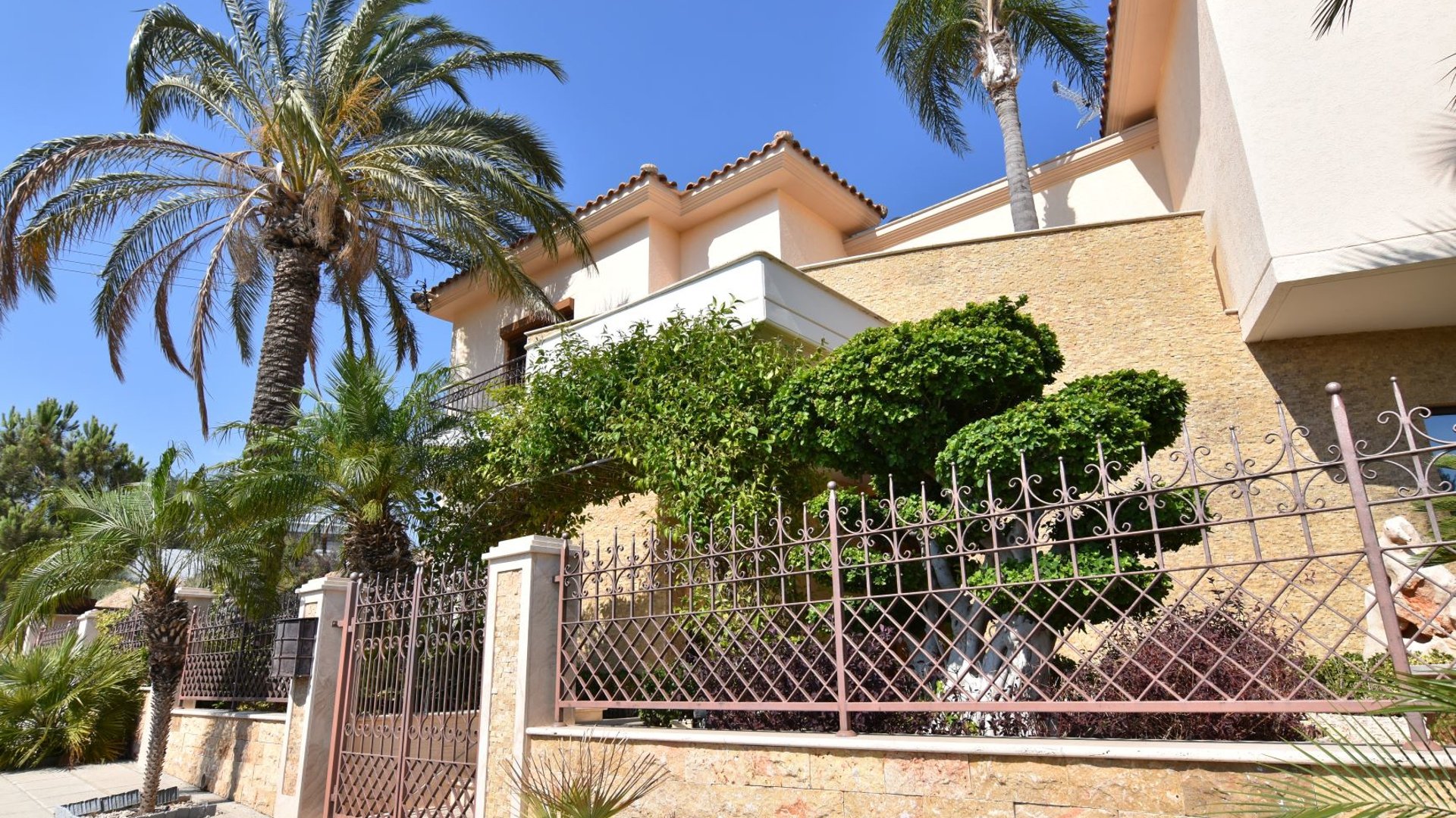 5 bedrooms Villa in Mesovounia, Germasogeia, Limassol, Cyprus No. 26068